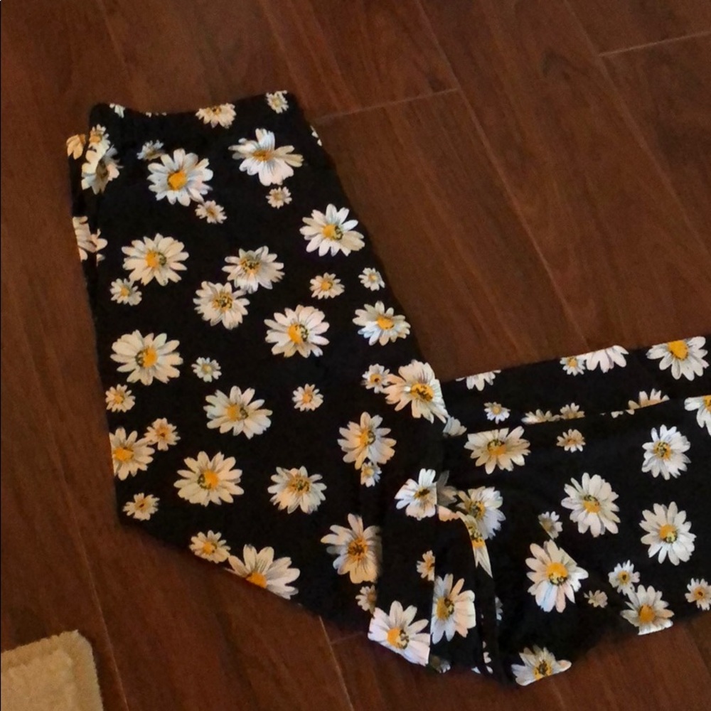 Black leggings with white daises